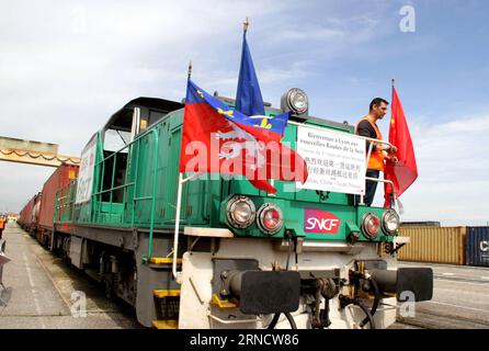 (160422) -- LYON (FRANCE), le 22 avril 2016 -- la photo prise le 21 avril 2016 montre un train de marchandises en provenance de Wuhan, en Chine, qui arrive pour la première fois à la gare de marchandises de Saint-Priest, près de Lyon, dans le sud-est de la France. Un train de fret direct reliant Wuhan en Chine centrale et Lyon en France a commencé à fonctionner le 6 avril. Le train, chargé de produits mécaniques, électroniques et chimiques, est sorti de Chine par le col d'Alataw dans le Xinjiang, et a traversé le Kazakhstan, la Russie, la Biélorussie, la Pologne et l'Allemagne avant d'atteindre sa destination. Il a fallu 15 jours pour terminer le voyage de 11 300 kilomètres, Banque D'Images