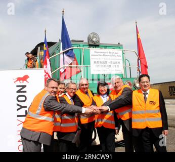 (160422) -- LYON (FRANCE), 22 avril 2016 -- la photo prise le 21 avril 2016 montre des officiels chinois et français posant pour une photo de groupe devant un train de marchandises de Wuhan, en Chine, à son arrivée pour la première fois à la gare de marchandises de Saint-Priest, près de Lyon, dans le sud-est de la France. Un train de fret direct reliant Wuhan en Chine centrale et Lyon en France a commencé à fonctionner le 6 avril. Le train, chargé de produits mécaniques, électroniques et chimiques, est sorti de Chine par le col d'Alataw dans le Xinjiang, et a traversé le Kazakhstan, la Russie, la Biélorussie, la Pologne et l'Allemagne avant de l'atteindre Banque D'Images