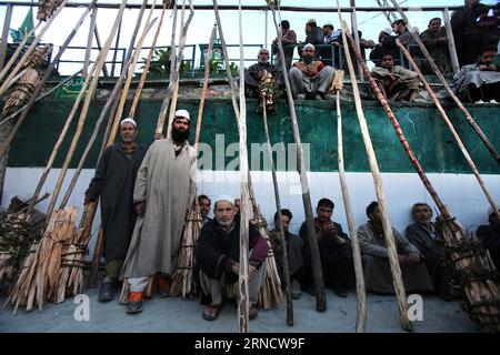 (160422) -- SRINAGAR, 22 avril 2016 -- les villageois cachemiris attendent de participer au festival des flambeaux (localement appelé Frov), devant le sanctuaire d'un saint soufi Zainuddin Wali dans la ville d'Aishmuqam du district d'Anantnag, à environ 76 kilomètres au sud de Srinagar, capitale d'été du Cachemire contrôlé par les Indiens, le 21 avril 2016. Des centaines de personnes des régions voisines ont visité le sanctuaire de ce saint soufi et ont participé au festival avant la nouvelle saison agricole, quand ils ont commencé à labourer leurs champs après l'hiver. Selon un folklore de village, la mise en scène de flambeaux marque le triomphe de g Banque D'Images