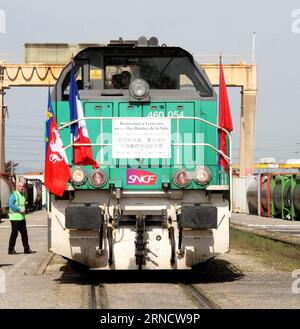 (160422) -- LYON (FRANCE), le 22 avril 2016 -- la photo prise le 21 avril 2016 montre un train de marchandises en provenance de Wuhan, en Chine, qui arrive pour la première fois à la gare de marchandises de Saint-Priest, près de Lyon, dans le sud-est de la France. Un train de fret direct reliant Wuhan en Chine centrale et Lyon en France a commencé à fonctionner le 6 avril. Le train, chargé de produits mécaniques, électroniques et chimiques, est sorti de Chine par le col d'Alataw dans le Xinjiang, et a traversé le Kazakhstan, la Russie, la Biélorussie, la Pologne et l'Allemagne avant d'atteindre sa destination. Il a fallu 15 jours pour terminer le voyage de 11 300 kilomètres, Banque D'Images