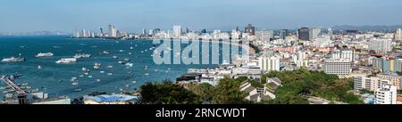 Pattaya, Thaïlande - 04 février 2023: Panorama de la ville de Pattaya vue de la ville de construction et de la baie avec des navires. Vue panoramique du point de vue de Pattaya depuis Pratum Banque D'Images