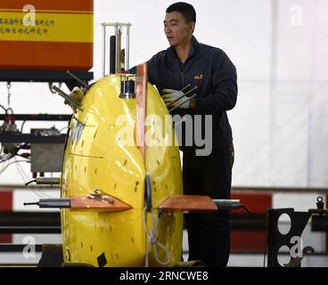 (160422) -- SHENYANG, le 22 avril 2016 -- des travailleurs effectuent la maintenance du sous-marin sans pilote Qianlong No.2 à Shenyang, capitale de la province du Liaoning du nord-est de la Chine, le 22 avril 2016. Qianlong No.2 a terminé sa première exploration dans le sud-ouest de l'océan Indien au début du mois et est revenu à Shenyang, où il a été développé. Il a plongé 16 fois au cours de l’exploration du 16 décembre 2015 au 4 mars 2016 dans le sud-ouest de l’océan Indien. Son travail a couvert 218 kilomètres carrés avec une profondeur maximale de plus de 3,2 km, selon des chercheurs de l'Institut d'automatisation de Shenyang sous le Chin Banque D'Images