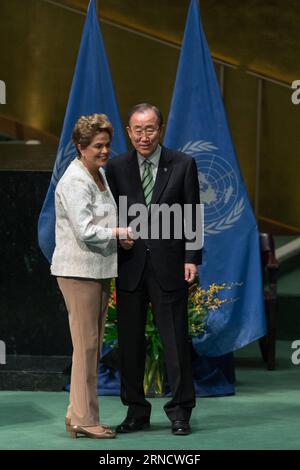 160422 -- NATIONS UNIES, 22 avril 2016 -- la présidente brésilienne Dilma Rousseff L serre la main du secrétaire général des Nations Unies Ban Ki-moon après avoir signé l'accord de Paris sur le climat au siège des Nations Unies à New York, le 22 avril 2016. Le pacte historique de Paris sur le climat a été ouvert à la signature des dirigeants de 171 pays vendredi matin, marquant la première étape vers l entrée en vigueur du pacte. CÉRÉMONIE DE SIGNATURE DE L'ACCORD ONU-PARIS LixMuzi PUBLICATIONxNOTxINxCHN Banque D'Images