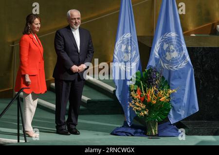 160422 -- NATIONS UNIES, 22 avril 2016 -- le ministre iranien des Affaires étrangères Mohammad Javad ZarifR attend de signer l'accord de Paris sur le climat au siège des Nations Unies à New York, le 22 avril 2016. Le pacte historique de Paris sur le climat a été ouvert à la signature des dirigeants de 171 pays vendredi matin, marquant la première étape vers l entrée en vigueur du pacte. CÉRÉMONIE DE SIGNATURE DE L'ACCORD ONU-PARIS LixMuzi PUBLICATIONxNOTxINxCHN Banque D'Images