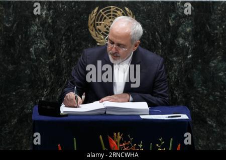 160422 -- NATIONS UNIES, 22 avril 2016 -- le ministre iranien des Affaires étrangères Mohammad Javad Zarif signe l'accord de Paris sur le climat au siège des Nations Unies à New York, le 22 avril 2016. Le pacte historique de Paris sur le climat a été ouvert à la signature des dirigeants de 171 pays vendredi matin, marquant la première étape vers l entrée en vigueur du pacte. CÉRÉMONIE DE SIGNATURE DE L'ACCORD ONU-PARIS LixMuzi PUBLICATIONxNOTxINxCHN Banque D'Images