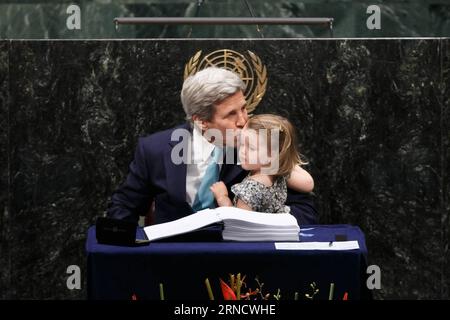 Unterzeichnung des UN-Klimaabkommens in New York - John Kerry mit Enkeltochter (160422) -- UNITED NATIONS, April 22, 2016 -- United States Secretary of State John Kerry kisses his granddaughter after he signed the Paris climate agreement at the United Nations headquarters in New York, April 22, 2016. The landmark Paris climate pact opened for signatures by leaders from 171 countries Friday morning, marking the first step toward the pact s entry into force. ) UN-PARIS AGREEMENT-SIGNING CEREMONY LixMuzi PUBLICATIONxNOTxINxCHN Stock Photo