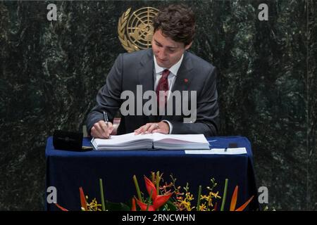 160422 -- NATIONS UNIES, le 22 avril 2016 -- le premier ministre canadien Justin Trudeau signe l'Accord de Paris sur le climat au siège des Nations Unies à New York, le 22 avril 2016. Le pacte historique de Paris sur le climat a été ouvert à la signature des dirigeants de 171 pays vendredi matin, marquant la première étape vers l entrée en vigueur du pacte. CÉRÉMONIE DE SIGNATURE DE L'ACCORD ONU-PARIS LixMuzi PUBLICATIONxNOTxINxCHN Banque D'Images