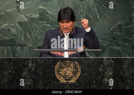 160422 -- NATIONS UNIES, 22 avril 2016 -- le président bolivien Evo Morales prononce un discours lors de la cérémonie d'ouverture de la cérémonie de signature de haut niveau de l'Accord de Paris sur le climat au siège des Nations Unies à New York, le 22 avril 2016. Le pacte historique de Paris sur le climat a été ouvert à la signature des dirigeants de 171 pays vendredi matin, marquant la première étape vers l entrée en vigueur du pacte. CÉRÉMONIE DE SIGNATURE DE L'ACCORD ONU-PARIS LixMuzi PUBLICATIONxNOTxINxCHN Banque D'Images