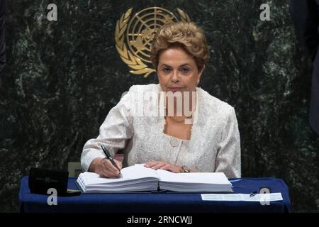 160422 -- NATIONS UNIES, 22 avril 2016 -- la présidente brésilienne Dilma Rousseff signe l'accord de Paris sur le climat au siège des Nations Unies à New York, le 22 avril 2016. Le pacte historique de Paris sur le climat a été ouvert à la signature des dirigeants de 171 pays vendredi matin, marquant la première étape vers l entrée en vigueur du pacte. CÉRÉMONIE DE SIGNATURE DE L'ACCORD ONU-PARIS LixMuzi PUBLICATIONxNOTxINxCHN Banque D'Images