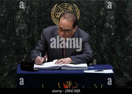 160422 -- NATIONS UNIES, 22 avril 2016 -- RI su Yong, ministre des Affaires étrangères de la République populaire démocratique de CoréeRPDC, signe l'accord de Paris sur le climat au siège des Nations Unies à New York, le 22 avril 2016. Le pacte historique de Paris sur le climat a été ouvert à la signature des dirigeants de 171 pays vendredi matin, marquant la première étape vers l entrée en vigueur du pacte. CÉRÉMONIE DE SIGNATURE DE L'ACCORD ONU-PARIS LixMuzi PUBLICATIONxNOTxINxCHN Banque D'Images