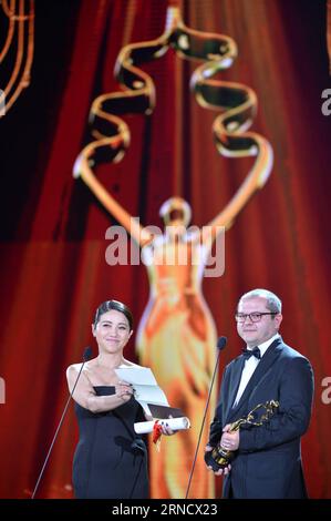 (160423) -- PÉKIN, le 23 avril 2016 -- l'actrice Yan Bingyan (à gauche) et le réalisateur Corneliu Porumboiu annoncent le lauréat du Prix Tiantan de la meilleure cinématographie lors de la cérémonie de clôture du 6e Festival international du film de Pékin (BJIFF) à Beijing, capitale de la Chine, le 23 avril 2016.) (zkr) CHINA-BEIJING-FILM FESTIVAL-TIANTAN AWARD(CN) LixXin PUBLICATIONxNOTxINxCHN 160423 Pékin avril 23 2016 l'actrice Yan Bingyan l et le réalisateur Corneliu Porumboiu annoncent le lauréat du Prix Tiantan de la meilleure cinématographie LORS DE la cérémonie de CLÔTURE du 6e Festival International du film de Pékin BJIFF en B. Banque D'Images