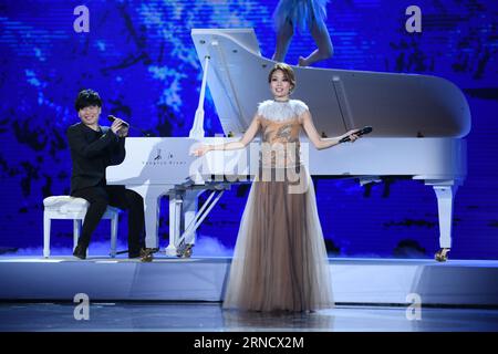 (160423) -- BEIJING , 23 avril 2016 -- le chanteur Joey Yung(R) et Chang Shilei se produisent à la cérémonie de clôture du 6e Festival international du film de Pékin (BJIFF) à Beijing, capitale de la Chine, le 23 avril 2016. (zkr) CHINA-BEIJING-FILM FESTIVAL-TIANTAN AWARD(CN) MaoxSiqian PUBLICATIONxNOTxINxCHN 160423 Beijing avril 23 2016 le chanteur Joey Yung r et Chang Shilei se produisent À la cérémonie de CLÔTURE du 6e Festival International du film de Beijing BJIFF à Beijing capitale de la Chine avril 23 2016 CCR China Beijing film Festival Tiantan Prix CN MaoxSiqian PUBLICATxNOTxNON Banque D'Images