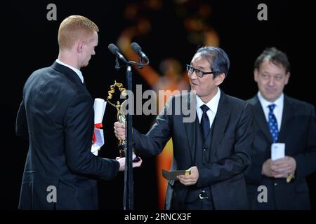 (160423) -- BEIJING, 23 avril 2016 -- le réalisateur Yojiro Takita (R front) remet le trophée du Prix Tiantan du meilleur réalisateur au film The Idealist lors de la cérémonie de clôture du 6e Festival International du film de Beijing (BJIFF) à Beijing, capitale de la Chine, le 23 avril 2016. (zkr) CHINA-BEIJING-FILM FESTIVAL-TIANTAN AWARD(CN) ChenxBin PUBLICATIONxNOTxINxCHN 160423 Pékin 23 2016 avril le réalisateur Yojiro Takita r Front remet le Trophée du Prix Tiantan du meilleur réalisateur au film The Idealist LORS DE la cérémonie de CLÔTURE du 6e Festival International du film de Pékin BJIFF à Beijin Banque D'Images