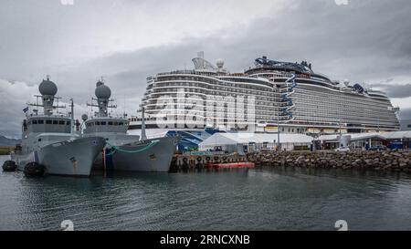 Un paquebot de croisière de luxe et des bateaux de garde-côtes au port de Skarfabakki à Reykjavik, Islande. Banque D'Images