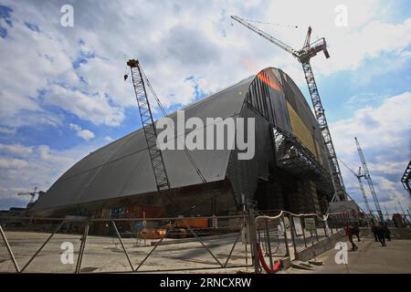 Tschernobyl - 30 Jahre nach dem Reaktorunglück (160424) -- TCHERNOBYL, le 24 avril 2016 -- une photo prise le 22 avril 2016 montre la voûte de la centrale nucléaire de Tchernobyl, en Ukraine. Tchernobyl, un lieu rempli de souvenirs horribles dans le nord de l'Ukraine, près de la Biélorussie, est maintenant ouvert aux touristes, près de 30 ans après l'explosion d'une centrale nucléaire. Ce fut le pire accident nucléaire de l'histoire humaine. Une grande étendue de terre autour de l'usine a été désignée zone interdite et les gens ordinaires ont été complètement interdits d'entrer après la catastrophe survenue le 26 avril 19 Banque D'Images