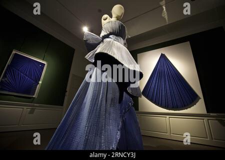 (160425) -- MILAN, le 25 avril 2016 -- les œuvres de Mariani sont exposées à Florence, Italie, le 14 avril 2016. L exposition comprend également une sélection de sculptures-robes du créateur de mode Roberto Capucci, dont les techniques de traitement rappellent les formes géométriques des œuvres de Mariani. L’artiste italien Umberto Mariani vit et travaille dans un loft d’une ancienne usine de Milan. Mariani, qui aura 80 ans à la fin de cette année, est surtout connu pour ses plis multidimensionnels de tissu sculpté dans des feuilles de plomb. Au cours des années 1960, Mariani a repris ses premiers projets en réalisant un travail narratif monumental pour le St. PE Banque D'Images