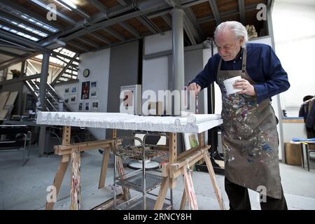 Umberto Mariani Fotostory (160425) -- MILAN, 25 avril 2016 -- Mariani peint le pli en feuille de plomb et remplit les pores de son atelier à Milan, Italie, le 13 avril 2016. L’artiste italien Umberto Mariani vit et travaille dans un loft d’une ancienne usine de Milan. Mariani, qui aura 80 ans à la fin de cette année, est surtout connu pour ses plis multidimensionnels de tissu sculpté dans des feuilles de plomb. Au cours des années 1960, Mariani a repris ses premiers projets en réalisant un travail narratif monumental pour le St. Pierre s Basilique dans la Cité du Vatican ainsi que des mosaïques et des fresques, mais les statues grecques classiques qui Banque D'Images