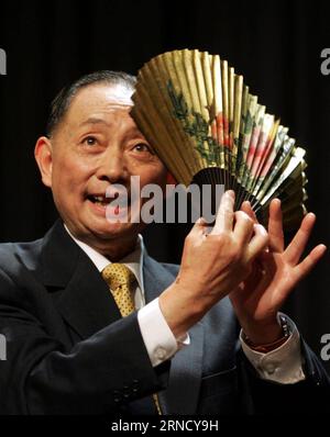 (160425) -- BEIJING, April 25, 2016 -- File photo taken on Nov. 15, 2005 shows Mei Baojiu performing at the closing ceremony of the 2nd Chinese Opera Festival in Paris, France. Mei Baojiu, a famous Peking opera performer, died at the age of 82 on Monday in Beijing. He was the ninth child and successor of Mei Lanfang, one of the most respected Chinese artists of the 20th century and creator of the Mei School style of Peking opera. ) (mp) CHINA-PEKING OPER MASTER-MEI BAOJIU-DEATH (CN) SongxLidong PUBLICATIONxNOTxINxCHN   160425 Beijing April 25 2016 File Photo Taken ON Nov 15 2005 Shows Mei Baoj Stock Photo