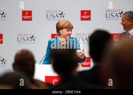 (160425) -- HANOVRE, 25 avril 2016 -- la chancelière allemande Angela Merkel (à gauche) et le président américain Barack Obama donnent une conférence de presse lors de leur visite du salon industriel de Hanovre 2016 à Hanovre, en Allemagne, le 25 avril 2016. Plus de 5 200 exposants de plus de 70 pays et régions ont assisté à la foire. ) ALLEMAGNE-HANOVRE-SALON INDUSTRIEL LuoxHuanhuan PUBLICATIONxNOTxINxCHN 160425 Hanovre avril 25 2016 la chancelière allemande Angela Merkel et le président américain Barack Obama donnent une conférence de presse alors qu'ils visitent le salon industriel 2016 de Hanovre en Allemagne LE 25 2016 avril plus de 5 Banque D'Images