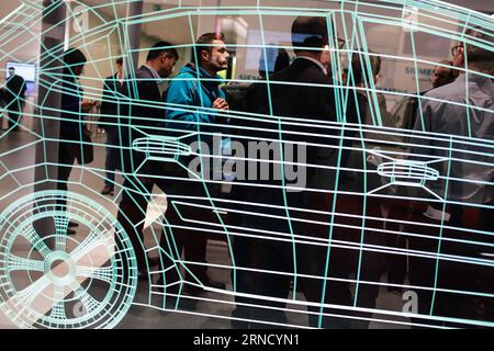 Hannover Messe (160425) -- HANOVRE, le 25 avril 2016 -- des personnes visitent le stand de Siemens au salon industriel de Hanovre 2016 à Hanovre, Allemagne, le 25 avril 2016. Plus de 5 200 exposants de plus de 70 pays et régions ont assisté à la foire. ) ALLEMAGNE-HANOVRE-SALON INDUSTRIEL ZhangxFan PUBLICATIONxNOTxINxCHN salon industriel de Hanovre 160425 Hanovre avril 25 2016 célébrités visitent le stand Siemens S AU salon industriel de Hanovre 2016 à Hanovre Allemagne LE 25 2016 avril, plus de 5 200 exposants de plus de 70 pays et régions ont participé à la Foire Allemagne Hanovre Commerce industriel juste Z Banque D'Images