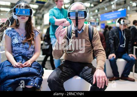 Hannover Messe (160425) -- HANOVRE, le 25 avril 2016 -- les visiteurs essaient des lunettes de réalité virtuelle sur le stand Infosys du salon industriel de Hanovre 2016 à Hanovre, en Allemagne, le 25 avril 2016. Plus de 5 200 exposants de plus de 70 pays et régions ont assisté à la foire. ) ALLEMAGNE-HANOVRE-SALON INDUSTRIEL ZhangxFan PUBLICATIONxNOTxINxCHN salon professionnel de Hanovre 160425 Hanovre avril 25 2016 les visiteurs essaient les lunettes de réalité virtuelle SUR le stand Infosys S du salon professionnel industriel de Hanovre 2016 à Hanovre Allemagne LE 25 2016 avril plus de 5 200 exposants de plus de 70 pays et régions Banque D'Images