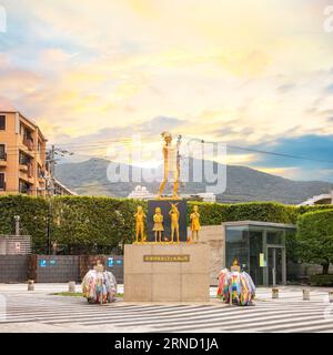 Nagasaki, Japon - novembre 29 2022 : Statue à la mémoire des enfants et des enseignants de l'école au Musée de la bombe atomique de Nagasaki, dédié aux enfants et aux enseignants Banque D'Images