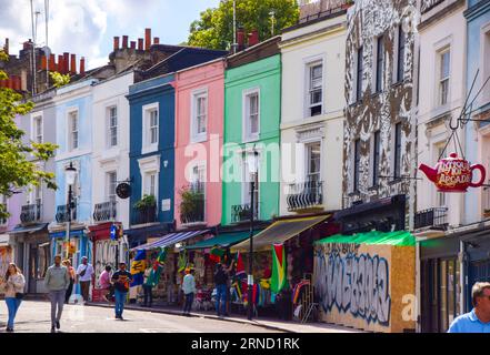 Londres, Royaume-Uni 27 août 2023. Bâtiments colorés sur Portobello Road, Notting Hill. Crédit : Vuk Valcic/Alamy Banque D'Images