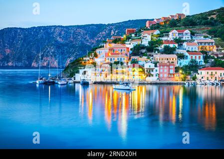 Assos, Grèce. Belle Céphalonie, village pittoresque niché sur les îles Ioniennes idylliques, maisons colorées illuminées au crépuscule. Banque D'Images