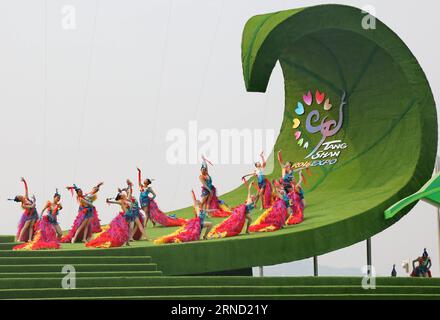 (160429) -- TANGSHAN, 29 avril 2016 -- des actrices se produisent lors de la cérémonie d'ouverture de l'exposition mondiale horticole de Tangshan 2016 dans la ville de Tangshan, province du Hebei, dans le nord de la Chine, le 29 avril 2016. L'exposition mondiale d'horticulture de Tangshan 2016 a ouvert ici vendredi et durera 171 jours. ) (Zwx) CHINA-HEBEI-TANGSHAN WORLD HORTICULTURE EXPO-OPEN(CN) YangxShiyao PUBLICATIONxNOTxINxCHN 160429 Tang Shan avril 29 2016 des actrices se produisent lors de la cérémonie d'ouverture de l'exposition horticole mondiale Tang Shan 2016 dans la ville de Tang Shan Nord Chine S Hebei province du 29 2016 avril les Tang S. Banque D'Images