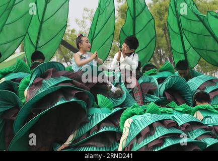 (160429) -- TANGSHAN, 29 avril 2016 -- des enfants se produisent lors de la cérémonie d'ouverture de l'exposition mondiale horticole de Tangshan 2016 dans la ville de Tangshan, province du Hebei, dans le nord de la Chine, le 29 avril 2016. L'exposition mondiale d'horticulture de Tangshan 2016 a ouvert ici vendredi et durera 171 jours. ) (Zwx) CHINA-HEBEI-TANGSHAN WORLD HORTICULTURE EXPO-OPEN(CN) YangxShiyao PUBLICATIONxNOTxINxCHN 160429 Tang Shan avril 29 2016 des enfants se produisent lors de la cérémonie d'ouverture de l'exposition horticole mondiale Tang Shan 2016 dans la ville de Tang Shan Nord de la Chine du Sud province du Hebei avril 29 2016 le Tang Sha Banque D'Images