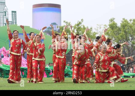 (160429) -- TANGSHAN, 29 avril 2016 -- des actrices se produisent lors de la cérémonie d'ouverture de l'exposition mondiale horticole de Tangshan 2016 dans la ville de Tangshan, province du Hebei, dans le nord de la Chine, le 29 avril 2016. L'exposition mondiale d'horticulture de Tangshan 2016 a ouvert ici vendredi et durera 171 jours. ) (Zwx) CHINA-HEBEI-TANGSHAN WORLD HORTICULTURE EXPO-OPEN(CN) YangxShiyao PUBLICATIONxNOTxINxCHN 160429 Tang Shan avril 29 2016 des actrices se produisent lors de la cérémonie d'ouverture de l'exposition horticole mondiale Tang Shan 2016 dans la ville de Tang Shan Nord Chine S Hebei province du 29 2016 avril les Tang S. Banque D'Images