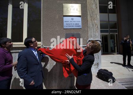 Luo Ping (à gauche), conseiller chinois de l'éducation en Italie, et le professeur Alessandra Carucci, vice-président pour le programme international de l'Université de Cagliari, inaugurent conjointement la salle de classe Confucius à l'Université de Cagliari, Sardaigne d'Italie, le 29 avril 2016. ITALIE-SARDAIGNE-CAGLIARI-CONFUCIUS CLASSROOM-INAUGURATION jinxyu PUBLICATIONxNOTxINxCHN Luo Ping l Conseiller chinois de l'éducation en Italie et le Professeur Alessandra Vice-président pour le Programme International de l'Université de Cagliari inaugurent conjointement la salle de classe Confucius à l'Université de Cagliari Sardaigne de ITA Banque D'Images