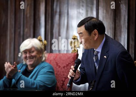 Luo Ping, conseiller chinois de l'éducation en Italie, prend la parole lors de la cérémonie d'inauguration de la classe Confucius à l'Université de Cagliari, Sardaigne d'Italie, le 29 avril 2016. ITALIE-SARDAIGNE-CAGLIARI-CONFUCIUS CLASSROOM-INAUGURATION jinxyu PUBLICATIONxNOTxINxCHN Luo Ping Conseiller chinois de l'éducation en Italie prend la parole lors de la cérémonie d'inauguration de la salle de classe Confucius à l'Université de Cagliari Sardaigne d'Italie LE 29 2016 avril Italie Sardaigne Cagliari Confucius inauguration de la salle de classe JinxYu PUBLICATIONxNOTxNOTxINXCHN Banque D'Images