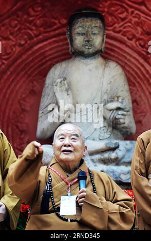 (160430) -- SHIJIAZHUANG, 30 avril 2016 -- Maître Hsing Yun, fondateur du monastère FO Guang Shan dans le sud-est de la Chine Taiwan, parle devant la statue complète de Bouddha au Musée Hebei à Shijiazhuang, capitale de la province du Hebei, le 30 avril 2016. La statue de Bouddha en marbre blanc, qui a été faite vers 556 par la dynastie Qi du Nord, était à l'origine vénérée au temple de Youju dans la province du Hebei, où la tête de Bouddha a été volée en 1996. Maître Hsing Yun, fondateur du monastère FO Guang Shan dans le sud-est de la Chine à Taiwan, a décidé de rendre la tête de statue de 80 kg sur le continent après qu'il ait été pré Banque D'Images