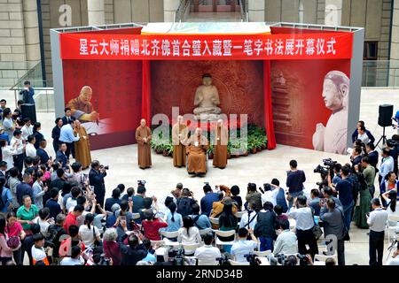 (160430) -- SHIJIAZHUANG, 30 avril 2016 -- Maître Hsing Yun (assis sur scène), fondateur du monastère FO Guang Shan dans le sud-est de la Chine Taiwan, parle devant la statue complète de Bouddha au Musée Hebei à Shijiazhuang, capitale de la province du Hebei, le 30 avril 2016. La statue de Bouddha en marbre blanc, qui a été faite vers 556 par la dynastie Qi du Nord, était à l'origine vénérée au temple de Youju dans la province du Hebei, où la tête de Bouddha a été volée en 1996. Maître Hsing Yun, fondateur du monastère FO Guang Shan dans le sud-est de la Chine à Taiwan, a décidé de rendre la tête de statue de 80 kg à la mainla Banque D'Images