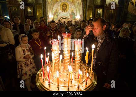 Les gens assistent à la messe de Pâques à Moscou, en Russie, le 30 avril 2016. Les chrétiens du monde entier célèbrent Pâques, une fête chrétienne célébrant la résurrection de Jésus-Christ le troisième jour de sa crucifixion. (Lyi) RUSSIE-MOSCOU-PÂQUES EvgenyxSinitsyn PUBLICATIONxNOTxINxCHN des célébrités assistent à la messe de Pâques à Moscou Russie LE 30 2016 avril des chrétiens du monde entier marquent Pâques un festival chrétien célébrant la résurrection de Jésus-Christ LE troisième jour de sa crucifixion lyi Russie Moscou Pâques EvgenyxSinitsyn PUBLICATIONxNOTxINxCHN Banque D'Images