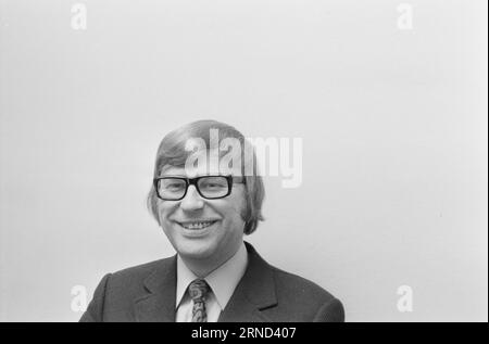 Current 1-7-1973 : Jeez, c'est moi ? Chef d'orchestre Sigurd Jansen : comme tout le monde peut le voir, je suis encore plus jolie dans la vraie vie que sur la photo du permis de conduire. La photo n'a que 45 ans, mais c'est aussi une photo d'un distributeur automatique. NOUS avons examiné certaines personnes connues et inconnues dans les cartes - c'est-à-dire, nous avons examiné les permis de conduire, chercher d'autres papiers d'identité pour découvrir des personnes est similaire à lui-même. Partager n'est pas toujours. Les photos officielles ont rarement une ressemblance frappante avec le propriétaire, et parfois il est même complètement impossible de reconnaître la personne. Mais Fortun Banque D'Images