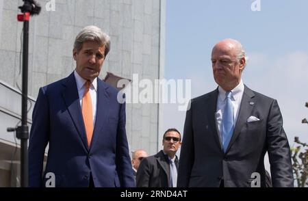 Bilder des Tages (160502) -- GENÈVE, le 2 mai 2016 -- le secrétaire d'État américain John Kerry (à gauche) et l'envoyé spécial des Nations Unies pour la Syrie Staffan de Mistura arrivent pour une conférence de presse après leur rencontre dans un hôtel à Genève, en Suisse, le 2 mai 2016. Le secrétaire d’État américain John Kerry a exhorté lundi toutes les parties au conflit syrien à mettre fin à la violence et à rétablir la cessation des hostilités au cours de son deuxième voyage d’une journée ici pour des discussions axées sur la situation syrienne. SUISSE-GENÈVE-CONFLIT SYRIEN-États-Unis-KERRY XuxJinquan PUBLICATIONxNOTxINxCHN Images la journée 160502 Genève mai 2 2016 U S Secretary of Sta Banque D'Images