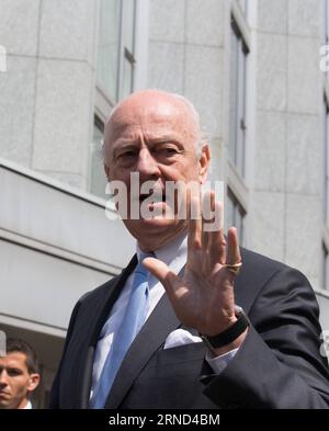 (160502) -- GENÈVE, le 2 mai 2016 -- Staffan de Mistura, envoyé spécial des Nations Unies pour la Syrie, s'adresse aux médias après une rencontre avec le secrétaire d'État américain John Kerry (non représenté) dans un hôtel à Genève, en Suisse, le 2 mai 2016. Le secrétaire d’État américain John Kerry a exhorté lundi toutes les parties au conflit syrien à mettre fin à la violence et à rétablir la cessation des hostilités au cours de son deuxième voyage d’une journée ici pour des discussions axées sur la situation syrienne. SUISSE-GENÈVE-CONFLIT SYRIEN-États-Unis-KERRY XuxJinquan PUBLICATIONxNOTxINxCHN 160502 Genève Mai 2 2016 l'envoyé spécial des Nations Unies pour la Syrie Staffan de Mistura parle t Banque D'Images