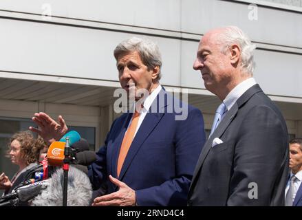 (160502) -- GENÈVE, 2 mai 2016 -- le secrétaire d'État américain John Kerry (à gauche) et l'envoyé spécial des Nations Unies pour la Syrie Staffan de Mistura tiennent une conférence de presse après leur rencontre dans un hôtel à Genève, en Suisse, le 2 mai 2016. Le secrétaire d’État américain John Kerry a exhorté lundi toutes les parties au conflit syrien à mettre fin à la violence et à rétablir la cessation des hostilités au cours de son deuxième voyage d’une journée ici pour des discussions axées sur la situation syrienne. SUISSE-GENÈVE-CONFLIT SYRIEN-États-Unis-KERRY XuxJinquan PUBLICATIONxNOTxINxCHN 160502 Genève Mai 2 2016 U S Secrétaire d'Etat John Kerry l et envoyé spécial des Nations Unies f Banque D'Images