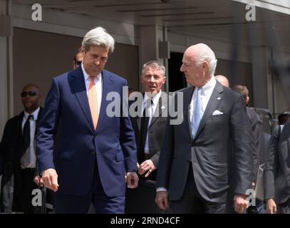 (160502) -- GENÈVE, le 2 mai 2016 -- le secrétaire d'État américain John Kerry (à gauche, devant) et l'envoyé spécial des Nations Unies pour la Syrie Staffan de Mistura (à droite, devant) arrivent pour une conférence de presse après leur rencontre dans un hôtel à Genève, en Suisse, le 2 mai 2016. Le secrétaire d’État américain John Kerry a exhorté lundi toutes les parties au conflit syrien à mettre fin à la violence et à rétablir la cessation des hostilités au cours de son deuxième voyage d’une journée ici pour des discussions axées sur la situation syrienne. SUISSE-GENÈVE-CONFLIT SYRIEN-États-Unis-KERRY XuxJinquan PUBLICATIONxNOTxINxCHN 160502 Genève Mai 2 2016 U S Secrétaire d'Etat John Kerry Banque D'Images