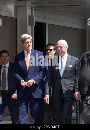 (160502) -- GENÈVE, le 2 mai 2016 -- le secrétaire d'État américain John Kerry (à gauche, devant) et l'envoyé spécial des Nations Unies pour la Syrie Staffan de Mistura (à droite, devant) arrivent pour une conférence de presse après leur rencontre dans un hôtel à Genève, en Suisse, le 2 mai 2016. Le secrétaire d’État américain John Kerry a exhorté lundi toutes les parties au conflit syrien à mettre fin à la violence et à rétablir la cessation des hostilités au cours de son deuxième voyage d’une journée ici pour des discussions axées sur la situation syrienne. SUISSE-GENÈVE-CONFLIT SYRIEN-États-Unis-KERRY XuxJinquan PUBLICATIONxNOTxINxCHN 160502 Genève Mai 2 2016 U S Secrétaire d'Etat John Kerry Banque D'Images