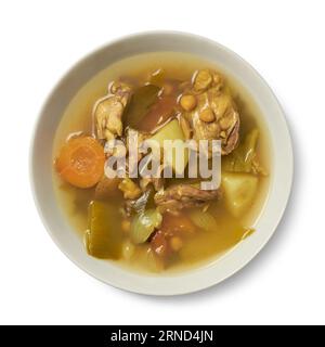 soupe de légumes de poulet frais dans un bol isolé sur fond blanc, repas réconfortant et nutritif avec un goût délicieux et des avantages sains, pris str Banque D'Images