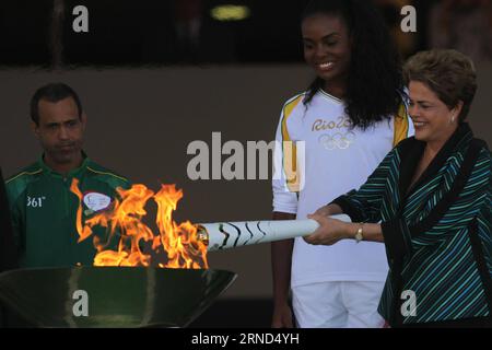 (160504) -- BRASILIA, 3 mai 2016 -- la présidente brésilienne Dilma Rousseff allume la torche olympique au Palais Planalto à Brasilia le 3 mai 2016. Le Brésil a commencé mardi le relais de la flamme olympique de 95 jours qui se terminera au stade Maracana de Rio de Janeiro en août pour la cérémonie d'ouverture des Jeux Olympiques de 2016. (jg) (SP)BRÉSIL-BRASILIA-DÉPART DU RELAIS DE LA FLAMME OLYMPIQUE RahelxPatrasso PUBLICATIONxNOTxINxCHN 160504 Brasilia Mai 3 2016 la présidente brésilienne Dilma Rousseff allume la flamme olympique AU Palais Plan Alto à Brasilia Mai 3 2016 le Brésil a démarré mardi le Relais de la flamme olympique de 95 jours Wh Banque D'Images