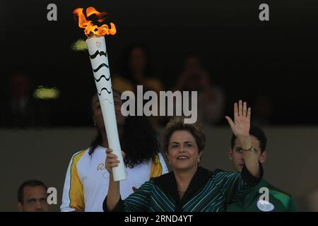 (160504) -- BRASILIA, 3 mai 2016 -- la présidente brésilienne Dilma Rousseff tient la torche olympique au Palais Planalto à Brasilia le 3 mai 2016. Le Brésil a commencé mardi le relais de la flamme olympique de 95 jours qui se terminera au stade Maracana de Rio de Janeiro en août pour la cérémonie d'ouverture des Jeux Olympiques de 2016. (jg) (SP)BRÉSIL-BRASILIA-DÉPART DU RELAIS DE LA FLAMME OLYMPIQUE RahelxPatrasso PUBLICATIONxNOTxINxCHN 160504 Brasilia Mai 3 2016 la présidente brésilienne Dilma Rousseff tient la flamme olympique AU Palais Plan Alto à Brasilia Mai 3 2016 le Brésil a commencé mardi le relais de la flamme olympique de 95 jours Banque D'Images