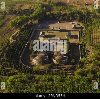 (160504) -- TANGSHAN, 4 mai 2016 -- une photo aérienne prise le 4 mai 2016 montre la chambre de la concubine impériale de Jingling pour l empereur Kangxi (1651-1722) aux tombes Qing orientales dans la ville de Dunhua, dans la province du Hebei du nord de la Chine. Les tombes Qing orientales, le plus grand complexe de mausolées existant en Chine, le plus complet et le mieux conservé, ont été inscrites sur la liste du patrimoine mondial en 2000. (lfj) CHINA-HEBEI-DUNHUA-EASTERN QING TOMBEAUX (CN) LiuxMancang PUBLICATIONxNOTxINxCHN 160504 Tang Shan Mai 4 2016 à Aerial photo prise LE 4 2016 mai montre la concubine impériale S Chambre de Jingling pour le Ka Banque D'Images