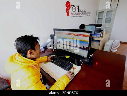 (160504) -- BAINGOIN, le 4 mai 2016 -- Une équipe de travail maintient une plate-forme de commerce en ligne dans le comté de Baingoin, dans la région autonome du Tibet du sud-ouest de la Chine, le 20 mars 2016. Avec une altitude de 4 747 mètres, le comté de Baingoin était essentiellement coupé du monde extérieur et était rarement connu des gens. Une plate-forme de commerce en ligne a été mise en place et a relié le comté et le monde extérieur, ce qui a grandement changé les habitants qui étaient auto-financés par l'élevage. (wyl) CHINA-TIBET-E-COMMERCE (CN) JigmexDorje PUBLICATIONxNOTxINxCHN 160504 Baingoin Mai 4 2016 un personnel de travail maintient à la plate-forme de commerce en ligne Banque D'Images