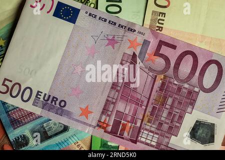 (160504) -- FRANCFORT, le 4 mai 2016 -- une photo prise le 4 mai 2016 montre un billet de 500 euros avec d'autres billets en euros de valeurs différentes à Berlin, en Allemagne. La Banque centrale européenne (BCE) a annoncé mercredi qu'elle cesserait d'imprimer et de distribuer le billet de 500 euros vers la fin de 2018. ) ALLEMAGNE-FRANCFORT-BCE-500 BILLET EN EUROS ZhangxFan PUBLICATIONxNOTxINxCHN 160504 Francfort Mai 4 2016 photo prise LE 4 2016 mai montre un billet de 500 euros avec d'autres billets en euros de valeurs différentes à Berlin Allemagne la Banque centrale européenne BCE a annoncé mercredi QU'ELLE arrêterait d'imprimer et de Di Banque D'Images