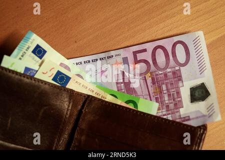 (160504) -- FRANCFORT, le 4 mai 2016 -- une photo prise le 4 mai 2016 montre un billet de 500 euros dans un portefeuille avec d'autres billets en euros de valeurs différentes à Berlin, en Allemagne. La Banque centrale européenne (BCE) a annoncé mercredi qu'elle cesserait d'imprimer et de distribuer le billet de 500 euros vers la fin de 2018. ) ALLEMAGNE-FRANCFORT-BCE-500 EURO BILLET ZhangxFan PUBLICATIONxNOTxINxCHN 160504 Francfort Mai 4 2016 photo prise LE 4 2016 mai montre un billet de 500 euros dans un portefeuille avec d'autres billets en euros de valeurs différentes à Berlin Allemagne la Banque centrale européenne BCE a annoncé mercredi QU'IL le fera Banque D'Images