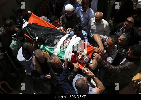 (160504) -- RAMALLAH, le 4 mai 2016 -- des personnes en deuil portent le corps du palestinien Ahmed Shahada lors de ses funérailles à Betunia, près de la ville de Ramallah, le 4 mai 2016. Shahada a été tué par balle après avoir percuté la voiture contre trois soldats israéliens.) (Zjy) MIDEAST-RAMALLAH-FUNERAL FadixArouri PUBLICATIONxNOTxINxCHN 160504 Ramallah Mai 4 2016 Morne porte le corps du PALESTINIEN Ahmed Shahada lors de ses funérailles à Betunia près de la ville de Ramallah Mai 4 2016 Shahada ce qui a ÉTÉ TUÉ par balle après avoir percuté la voiture à trois soldats israéliens Mideast Ramallah Funeral FadixAxAxAxPUBLICANNEXT Banque D'Images